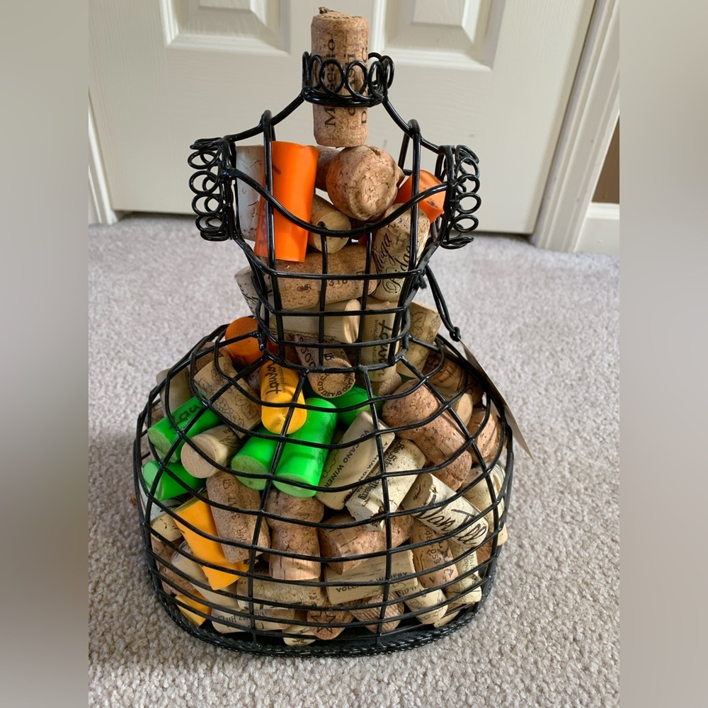 Pier ONE cork holder with corks and wine charm.